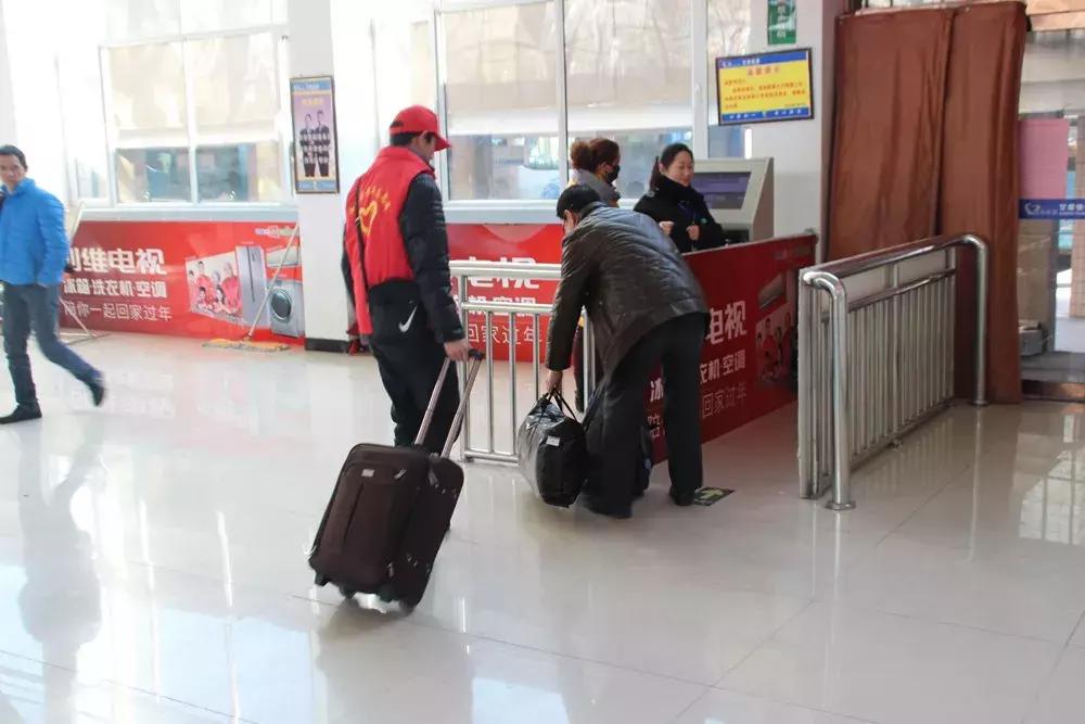 白银：爱心志愿者成为汽车站春运一道最亮风景线
