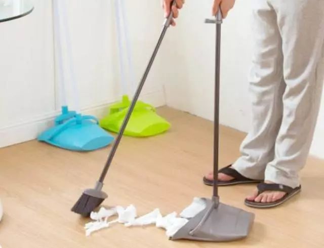 怎样把布扫把洗得干干净净,清理扫把小窍门