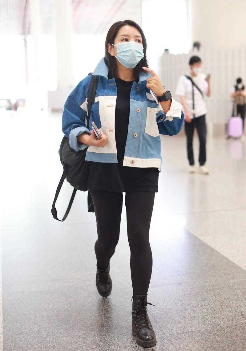 何洁运动裤机场穿衣搭配,何洁瘦身后太会穿了