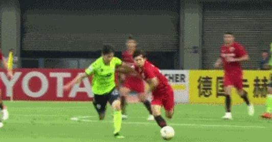 韩国选手竖中指,亚冠裁判的判罚引起了争议