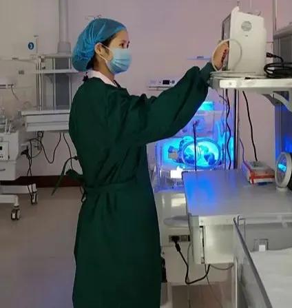 宝宝照蓝光黄疸下降能强制出院吗,宝宝照蓝光退了皮肤就不黄了吗