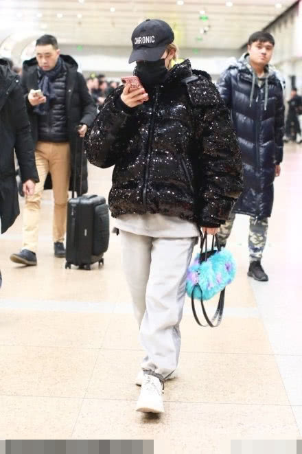 王菊穿高级感衣服,王菊白色运动裤