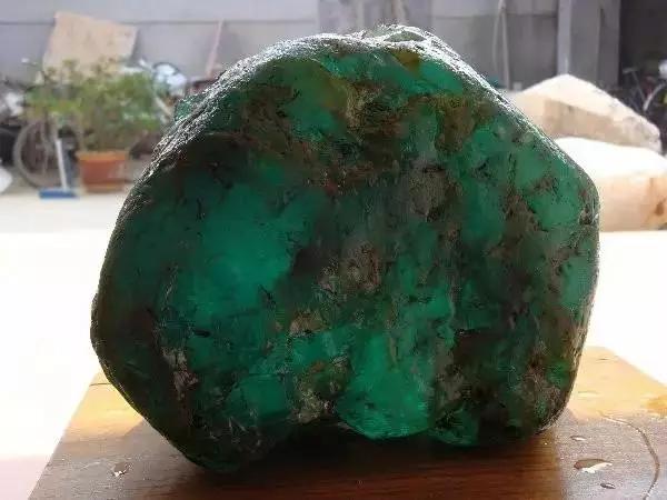 这些石头价值不菲，随便捡到一块妥妥的人生赢家