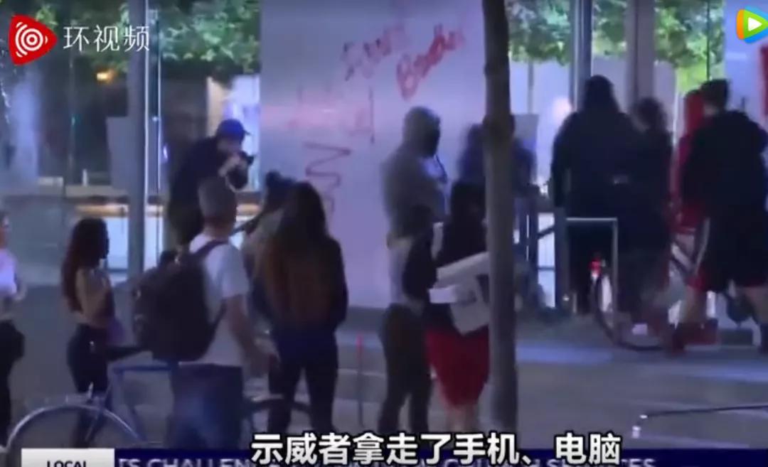 抢劫lv砸玻璃,抢劫lv包搞笑视频粤语