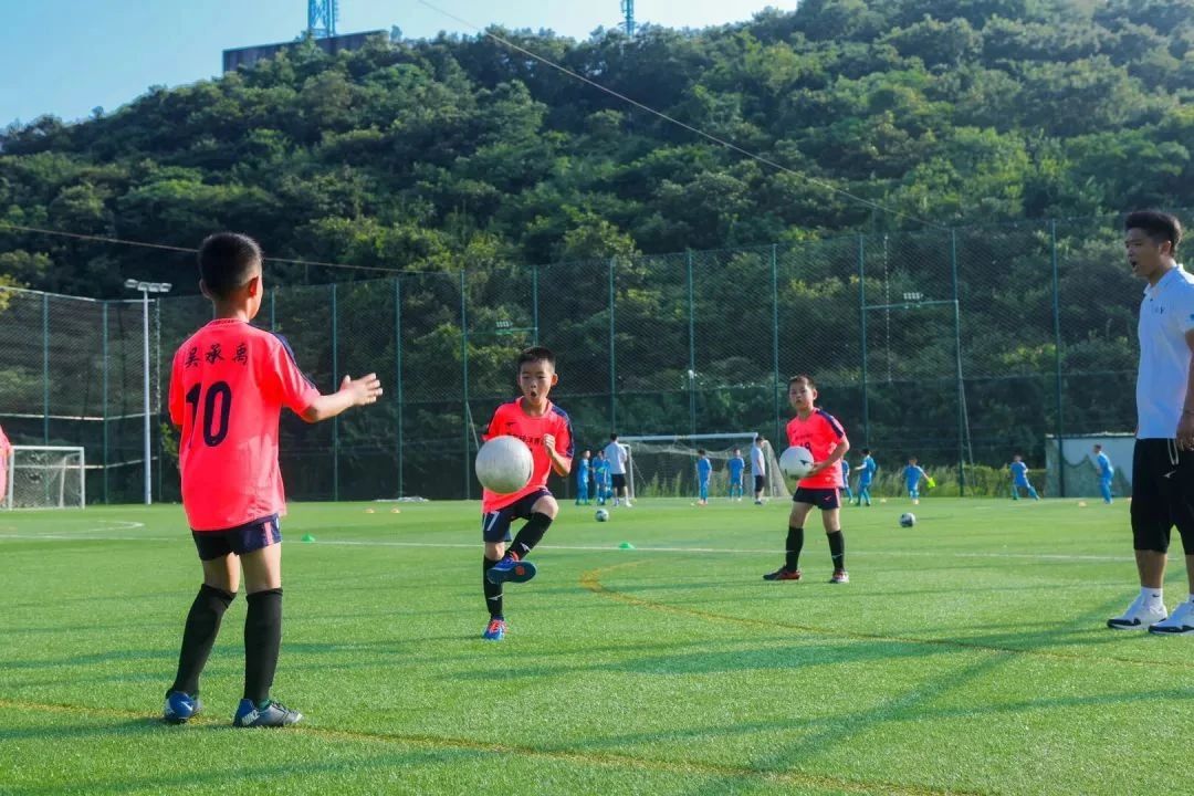 20岁开始踢足球晚不晚,20多岁踢足球晚不晚