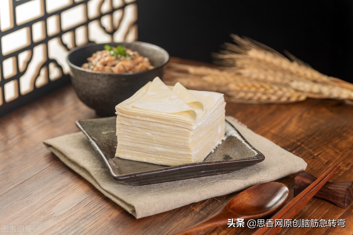 白色包皮方又小，包的翡翠和玛瑙，游到汉口不见了（打一食物）