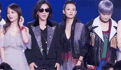 顶级模特的走秀翻车现场,女明星红毯走秀翻车事件