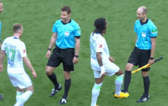 德甲昨晚回来了!首创“握手仪式”,替补席奇景,球员亲脸庆祝