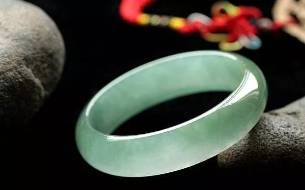 什么是油青翡翠,油青翡翠原石的价值