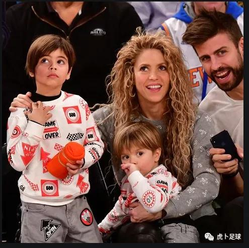 足球球员与球迷的暖情时刻,足球运动员与球迷的暖心时刻