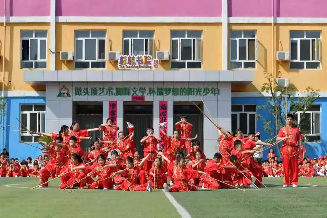 一共有207人参加体操表演,一百多人体育节开场