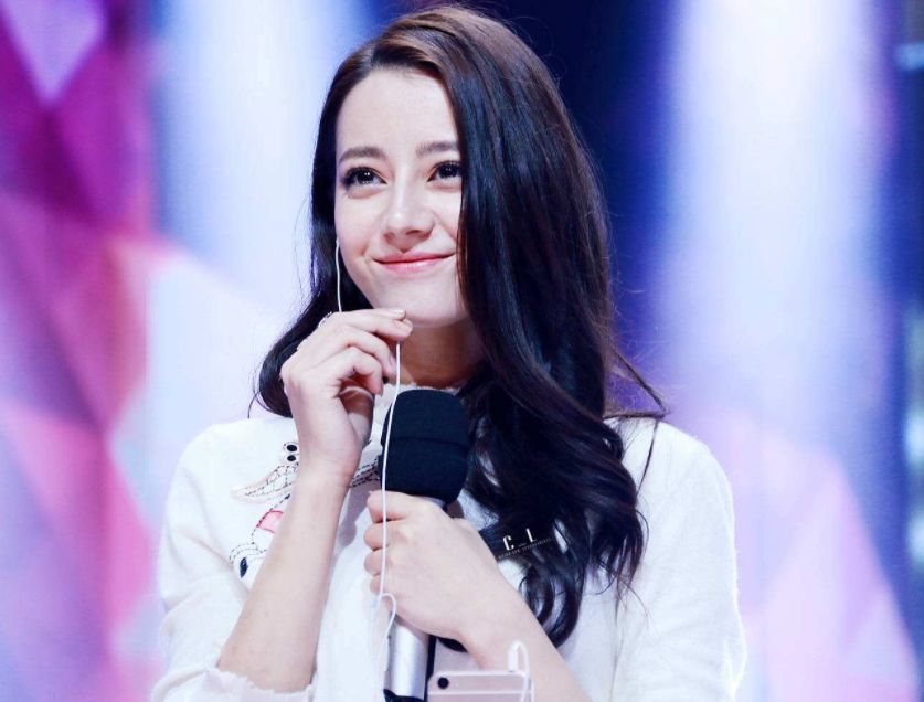 除了《创造营2019》，迪丽热巴还有一部新综艺来袭，搭档是张艺兴