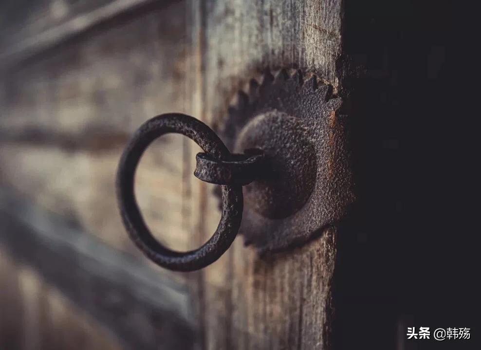 小时候偷偷抽了一口大人的烟,小时候偷抽我爸的烟被我爹发现了