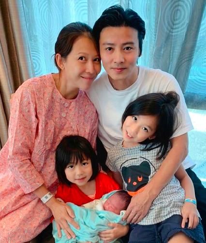 蔡少芬晒与小儿子外出照,蔡少芬带三个孩子和婆婆