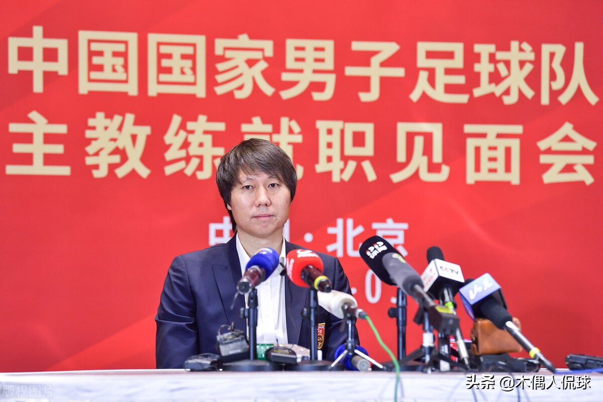 李铁续约，国足12强赛阵容大换血？5归化唱主角，89黄金一代淡出