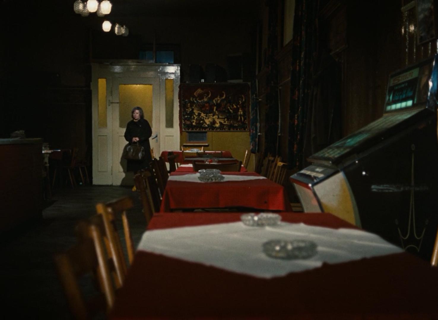 40岁外来务工与60岁德国寡妇的“禁忌之恋”，恐惧吞噬灵魂