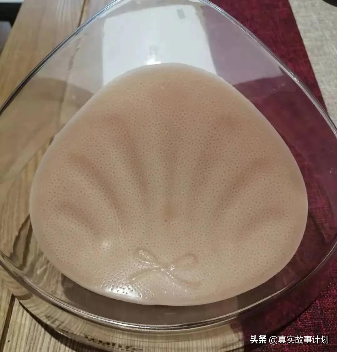 帮女性挑选、佩戴义乳的男性，帮助顾客接受自己，“挺胸做人”