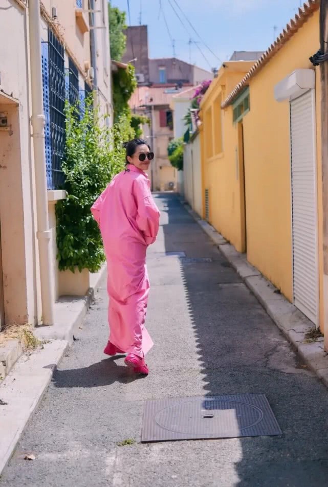 许晴穿着玫红色旅游鞋是啥牌子,许晴黑色长裙搭配图片