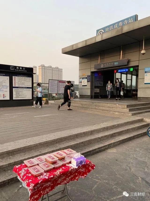 大家都在摆地摊真的赚钱吗,摆地摊真的一年能赚几十万吗