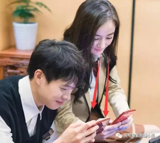 明星手机壳泄密:那英骂人名言火了,杨幂买9.9元便宜货,悲剧了