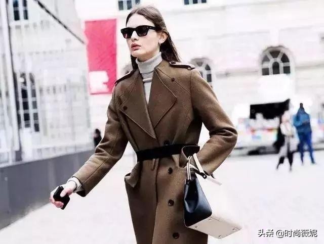宽松外套搭配腰带,搭配一条腰带就变得时髦有型
