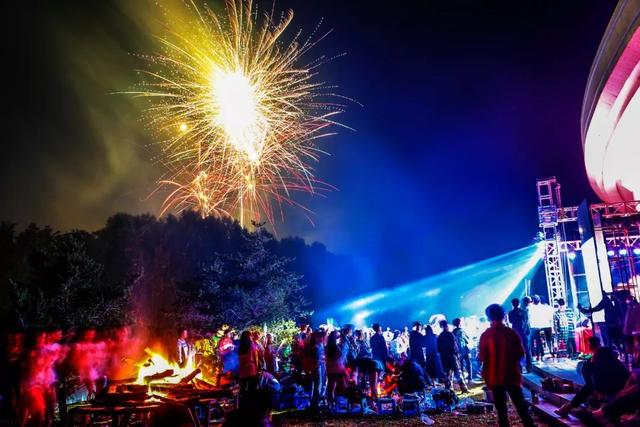 千人晚宴、体育狂欢、明星路演……玩转校园文化，尽享大学魅力！