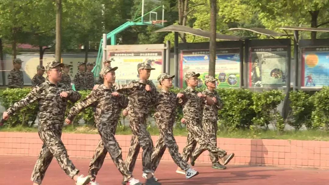 余庆中学和他山中学谁大,余庆中职学校军训