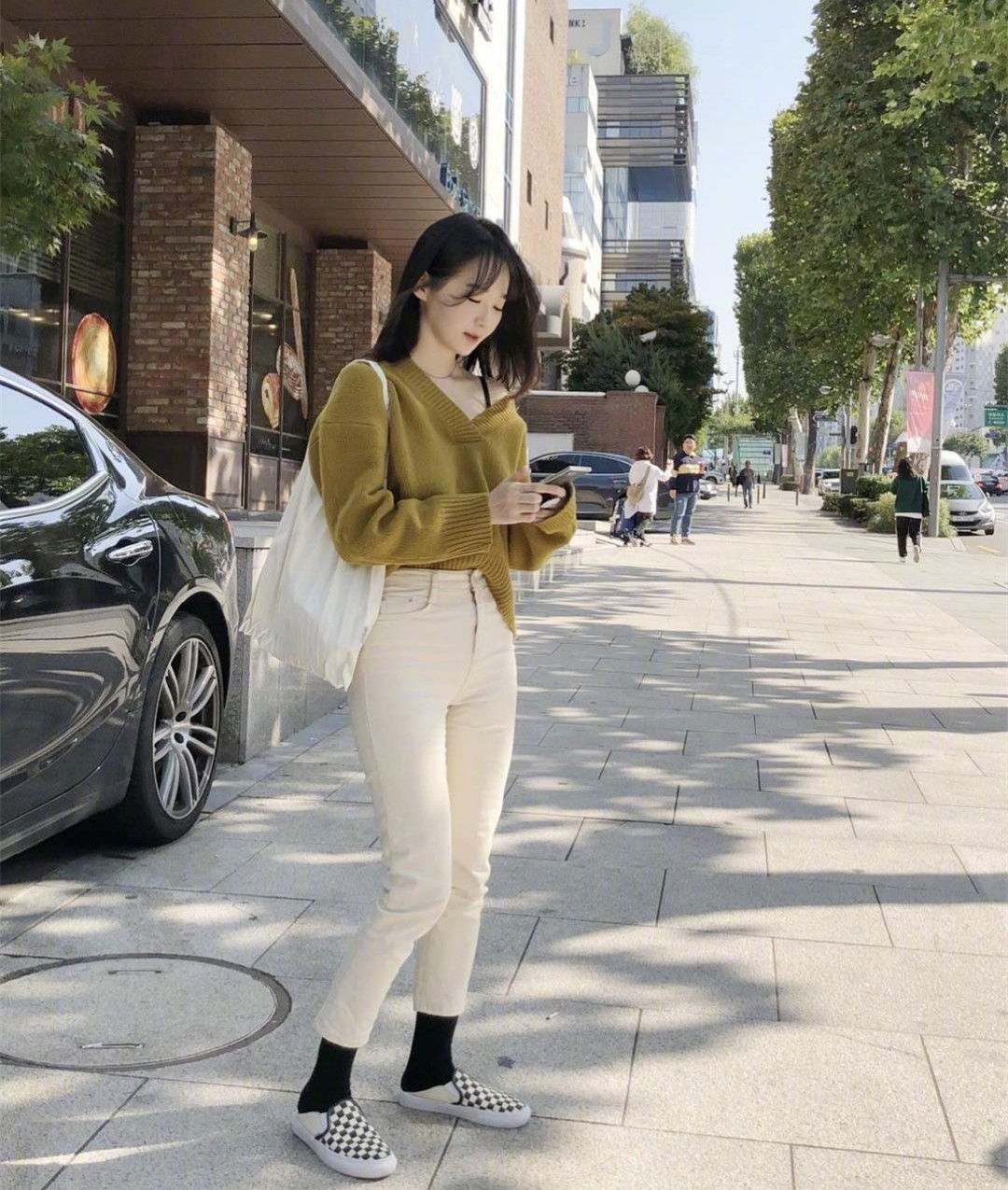 韩国“白富美歌手”姜敏京，人美歌甜还会穿，皮肤白成一道光