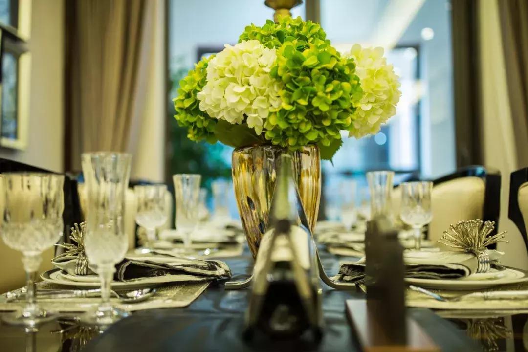 “深圳，女，26岁，月薪7k，负债7W”：假精致，榨干了多少年轻人