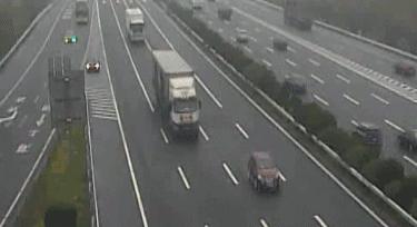 司机一个举动救了一对母子,司机一个举动救了三辆车