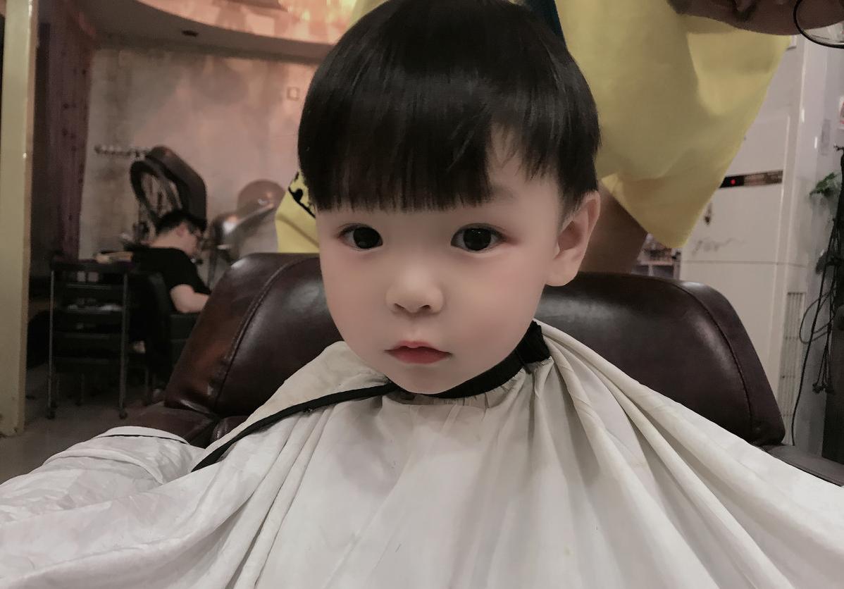 宝宝理发哭闹的解决方法和步骤,宝宝非常抗拒理发该怎样正确引导