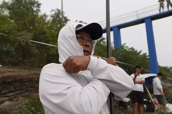 钓到大鱼正确的溜鱼法,老钓手操作视频