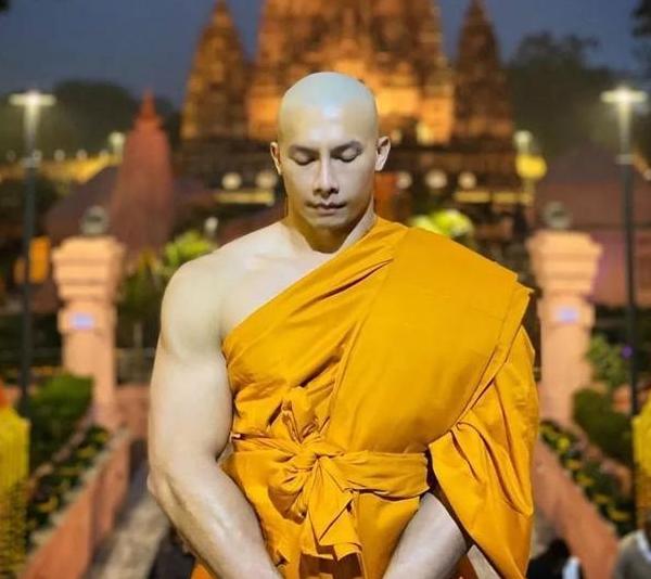 泰王给玉佛换装,泰王为玉佛换袈裟