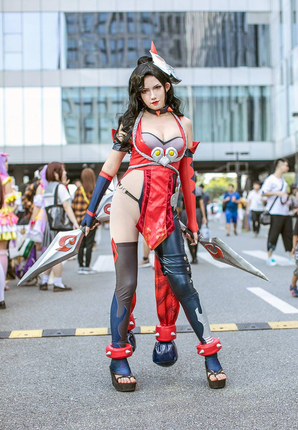 街拍潮人的二次元穿搭,樱桃洋装可爱萝莉风,百褶裙混搭可盐可甜