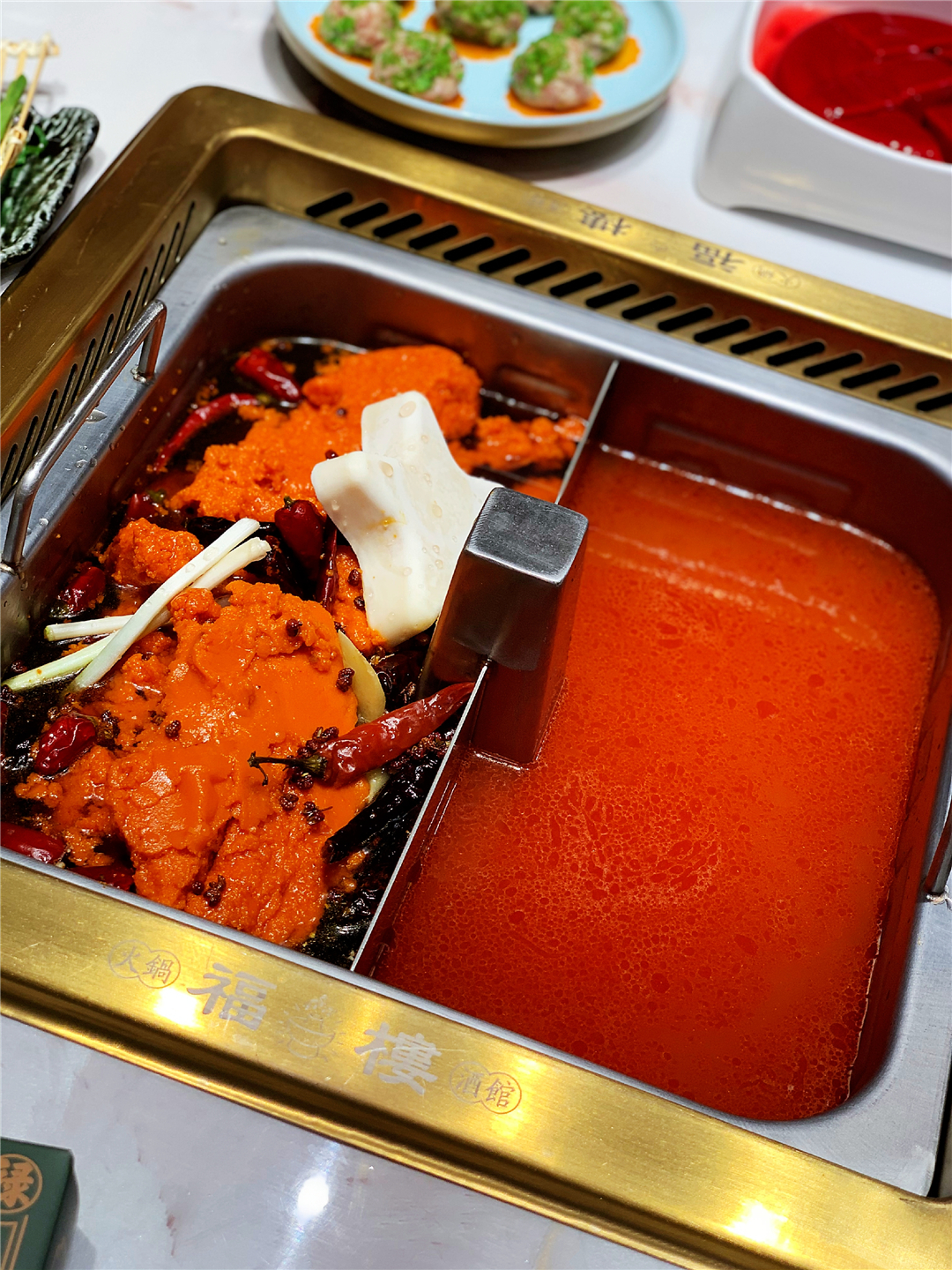 长春桂林路有家电影《叶问》同款火锅酒馆，楼里面有座“香港城”