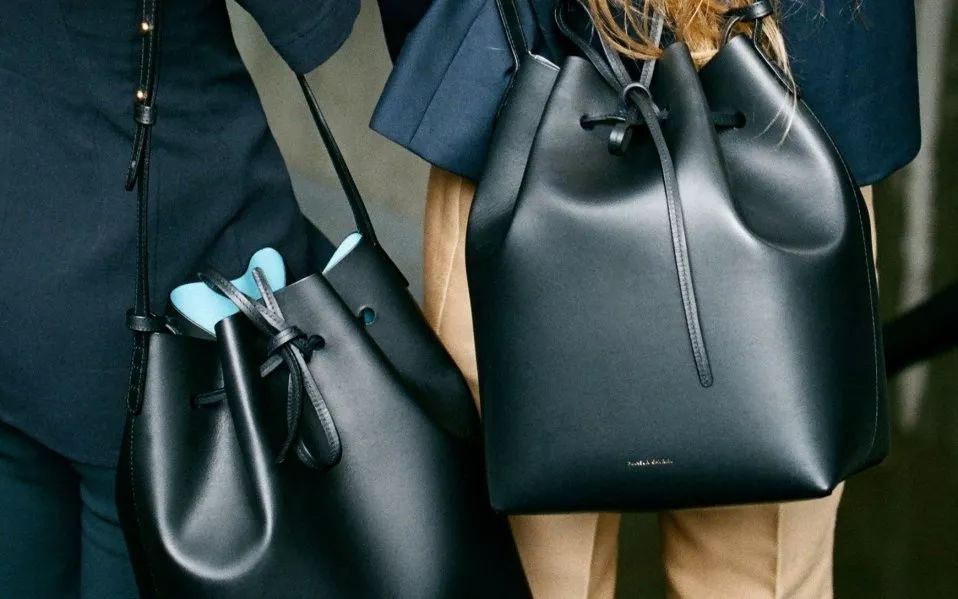 会背奢侈品包包,会背水桶包的人