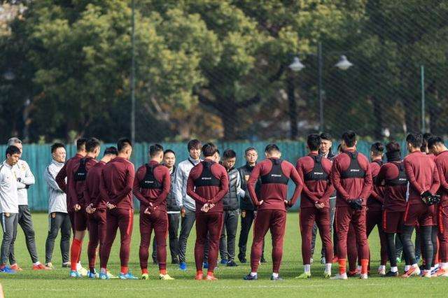 国足教练李铁首秀,国足训练颠球太惊艳