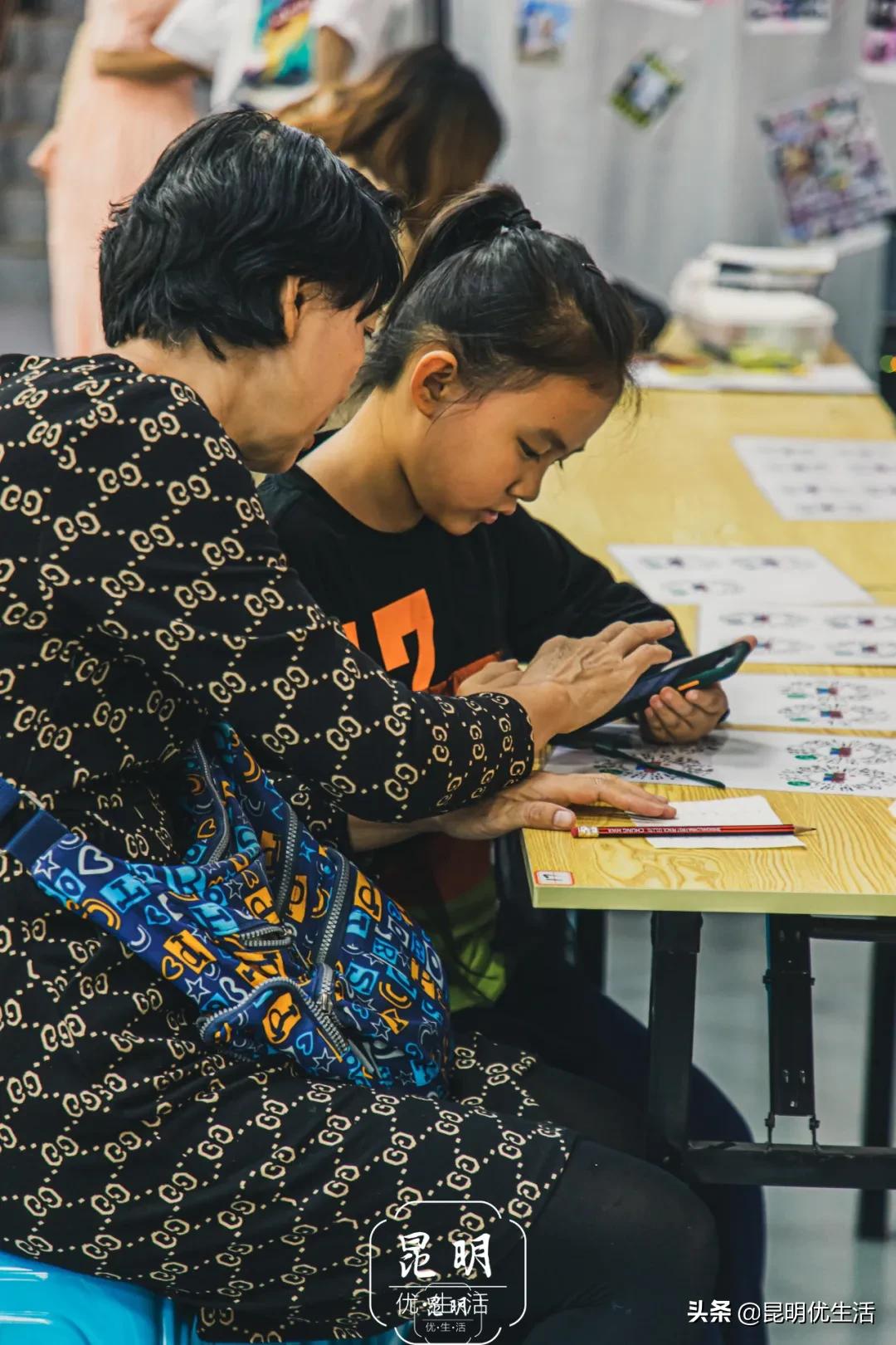 昆明最后一台大头贴机,藏着90后的绝版青春