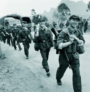 黑白照片的诉说——著名军旅摄影家张健昌摄影佳作背后的故事