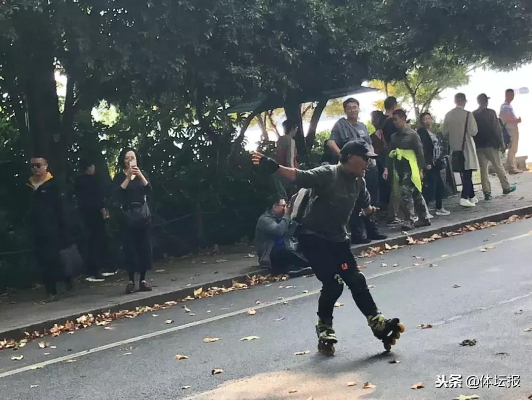 大叔脚踩轮滑在西湖边“翩翩起舞”,6得飞起