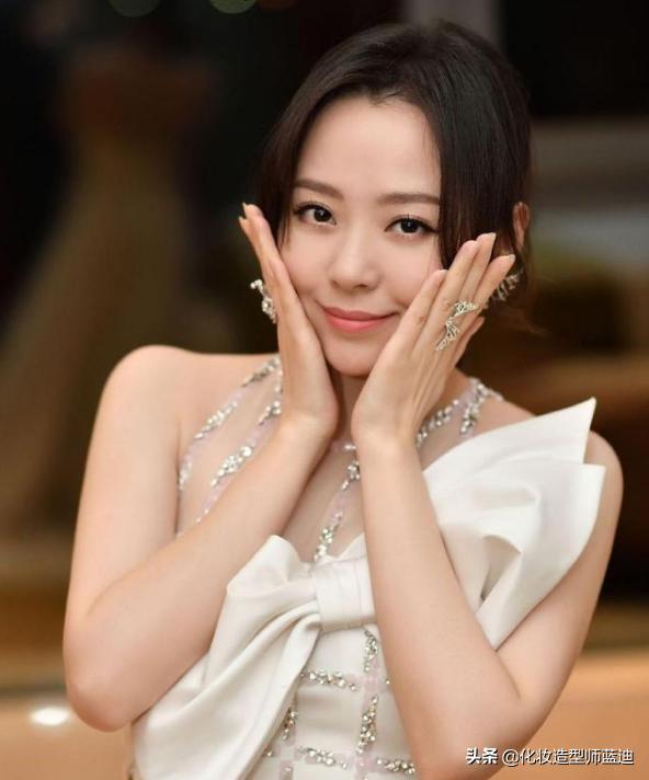 34岁张靓颖素颜穿牛仔裤,黑天鹅张靓颖