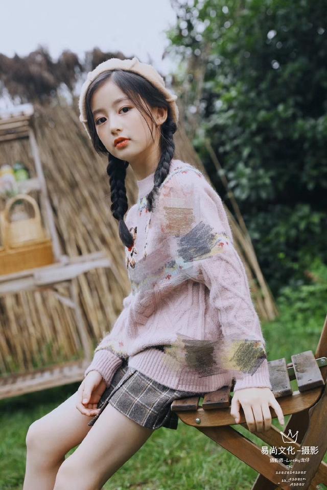 裴佳欣童模衣服,长得太漂亮被禁止整容的童星