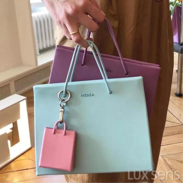 一只包当两只用？怪不得时髦人士抢着背