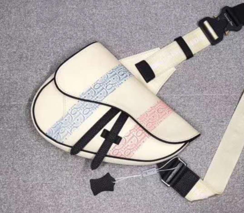 巴宝莉腰包男士推荐,适合女生背的香奈儿腰包