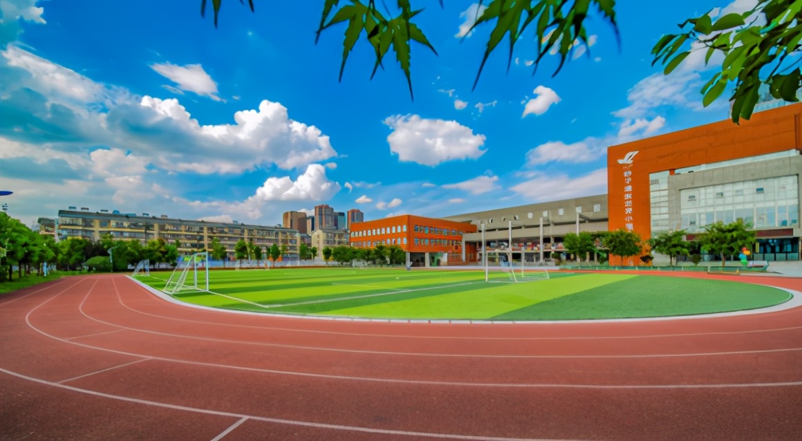 一路之隔的楼盘,一路之隔两个楼盘房价