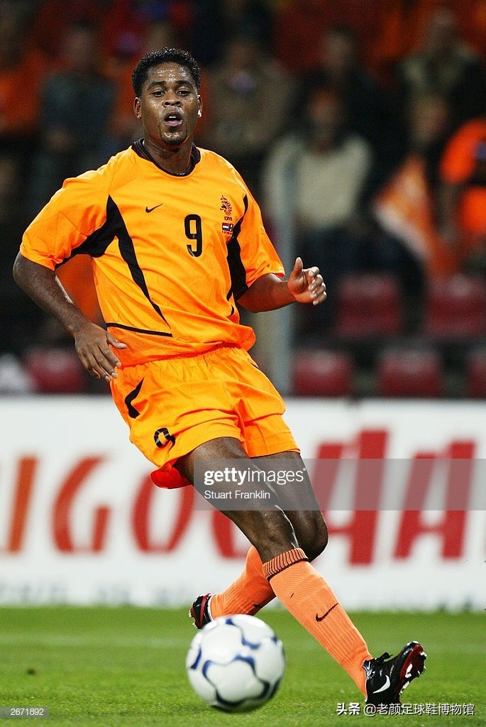 踢翻米兰王朝的贾府少年，身背“杀人犯、强奸犯”恶名的荷兰锋霸