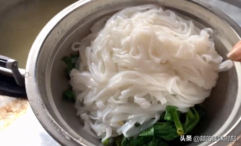 广西大姐乡镇卖小吃1元1个月入6万,大姐摆摊卖独特小吃1天卖出400碗