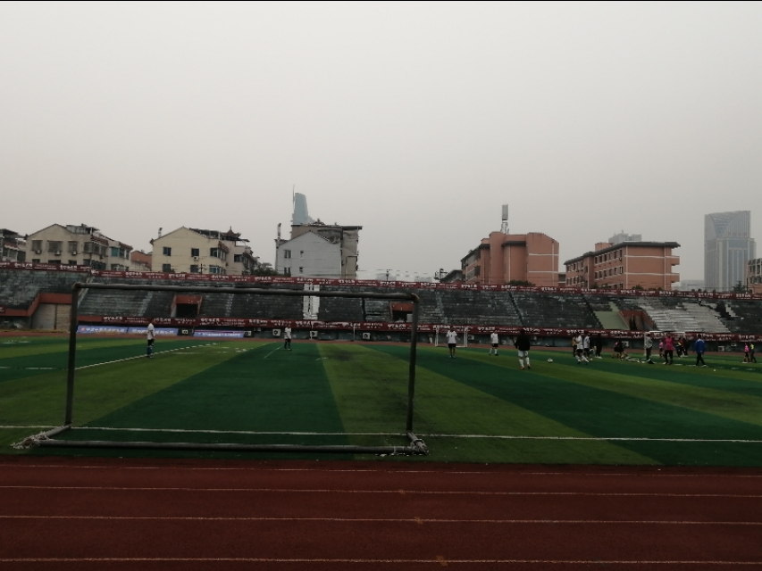 业余八人制足球比赛怎么不越位,业余8人制足球比赛边锋怎么踢