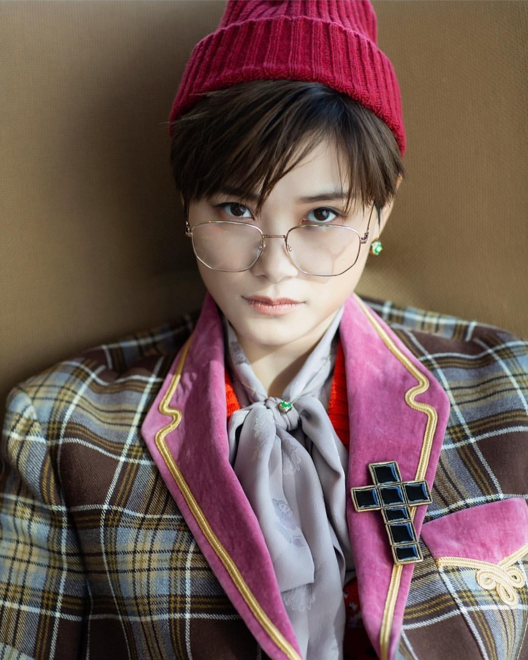 李宇春戛纳红毯黑白套装,李宇春穿高定礼服照