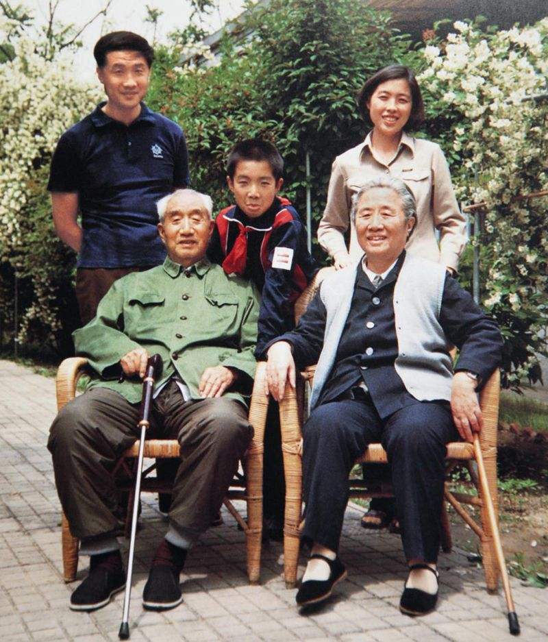 同学讨论谁爸爸官更大，元帅儿子竟插不上嘴，逝世后骨灰撒入大山